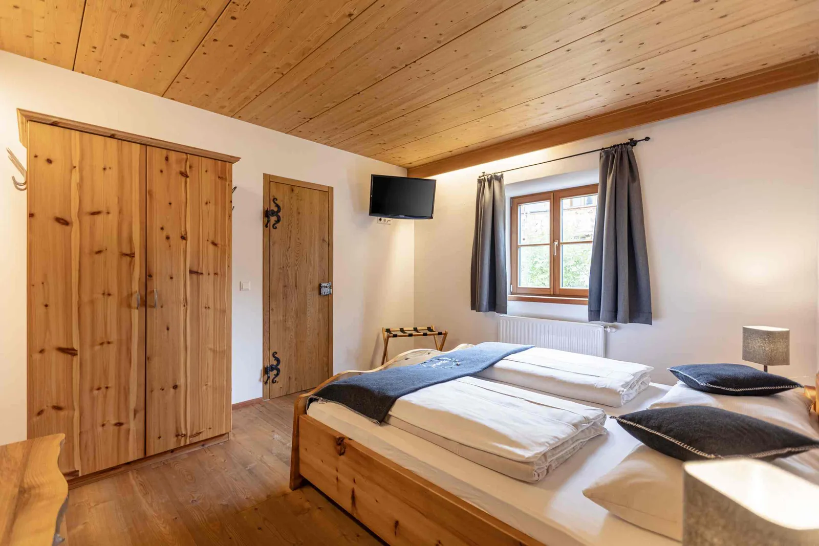 Fully equipped kitchen and dining area in Samspitze 4